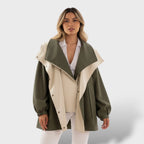 Trench elegante de algodón encerado resistente al agua